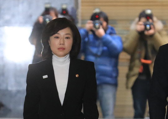 이른바 '문화·예술계 블랙리스트'의 윗선으로 꼽히는 조윤선 문화체육관광부 장관이 17일 오전 직권남용 권리행사방해 혐의의 피의자 신분으로 조사를 받기 위해 서울 강남구 대치동 특검에 출석하고 있다.
